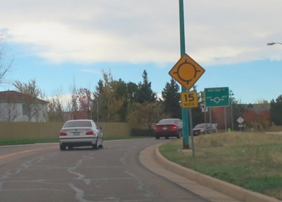 アメリカの交通標識　Circle 2車線
