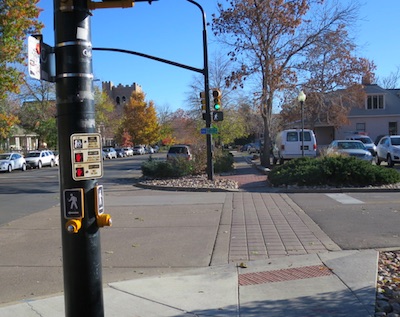 アメリカの交通標識 横断歩道