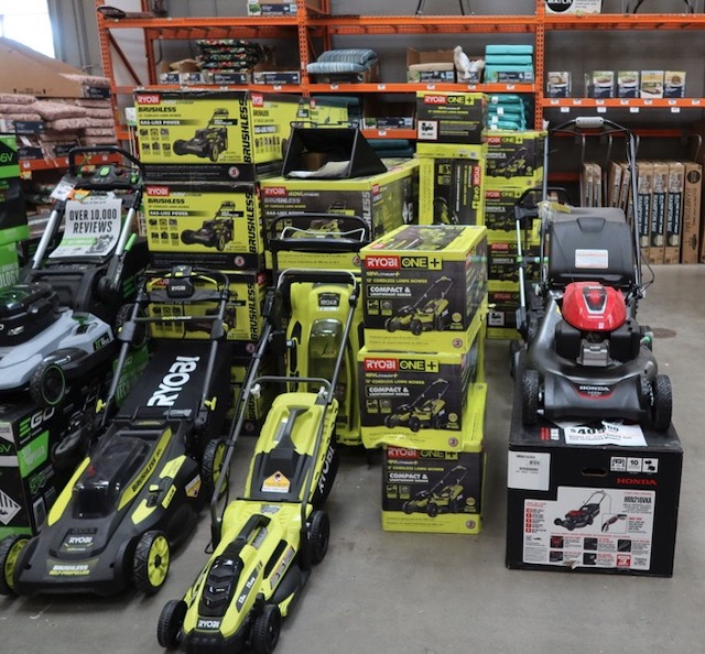 Home Depot Ryobi の芝刈り機 アメリカのハードウエアショップ，ホームセンター