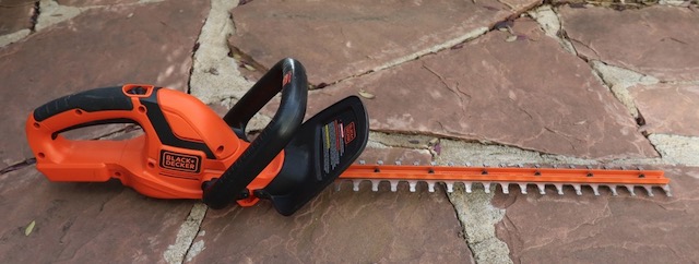 垣根ヘッジトリマー, Black and Decker BLACK+DECKER 20V MAX Cordless Hedge Trimmer, 22-Inch  LHT2220B