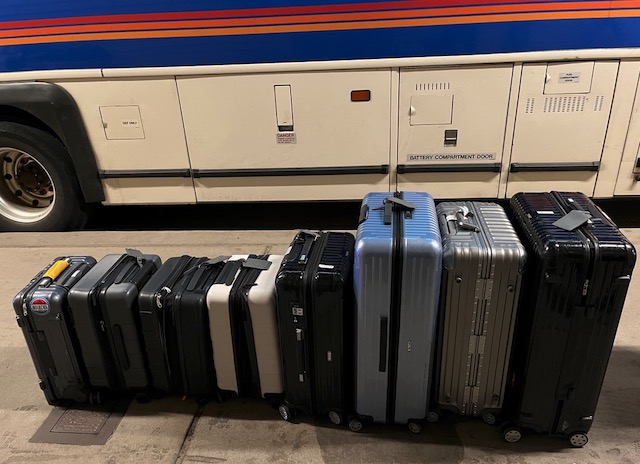 スーツケースの持ち運び　アメリカのバス