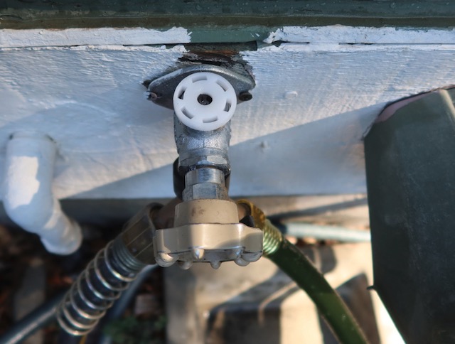 バキュームブレーカーから水漏れ，Water leak from vacuum breaker