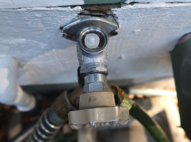 バキュームブレーカーから水漏れ，Water leak from vacuum breaker