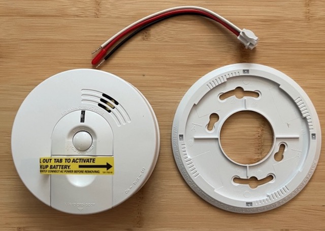 アメリカの煙感知器の交換　Smoke Alarms