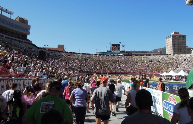 メモリアルディ Bolder Boulder コロラド州ボルダー