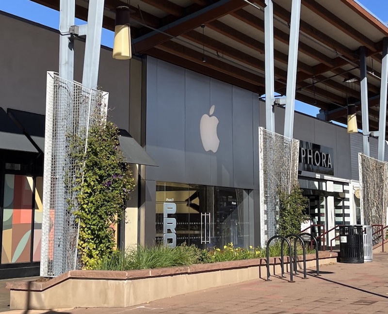Apple Store genius bar  iPhpne の電池交換